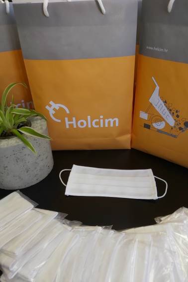 Holcim poklanja 2000 maski